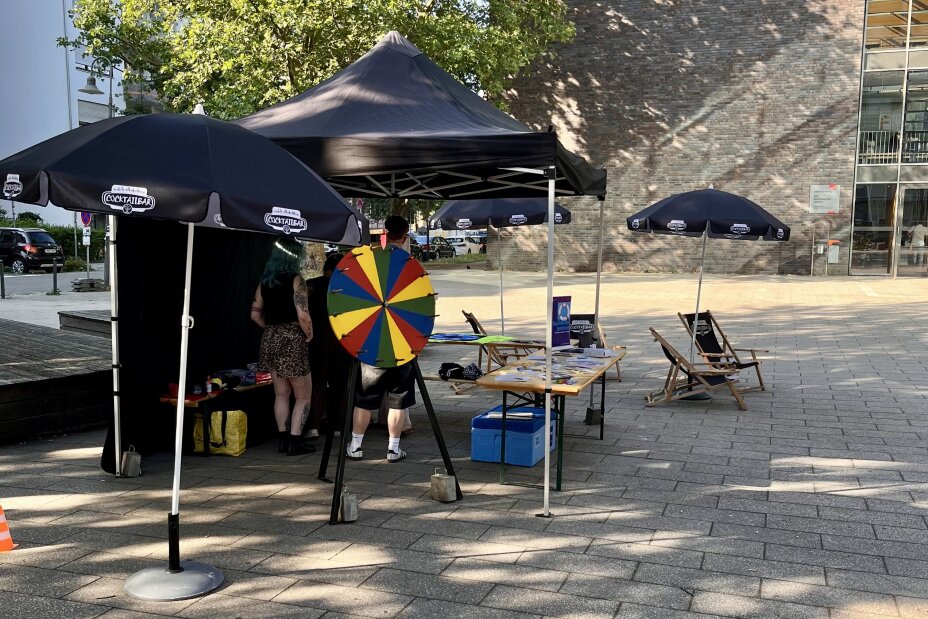 Bild © Nadja Weidinger / Stadt Nürnberg Jugendamt Stand mir Pavillon und Sonnenschirm zur Aktionswoche Alkohol auf dem Hof des BBZ Nürnberg, Bild © Nadja Weidinger / Stadt Nürnberg Jugendamt