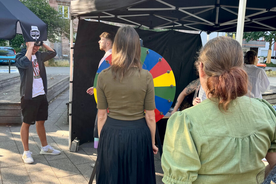 Bild © Nadja Weidinger / Stadt Nürnberg Jugendamt Interessierte am Stand zur Aktionswoche Alkohol am BBZ Nürnberg, Bild © Nadja Weidinger / Stadt Nürnberg Jugendamt