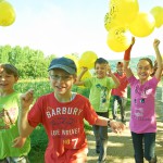 Fröhliche Kinder mit Luftballons
