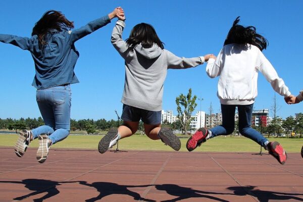 Jugendliche springen in die Luft