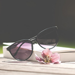 Sonnenbrille auf Buch