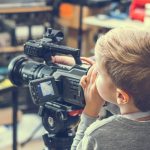 Junge hinter der Kamera