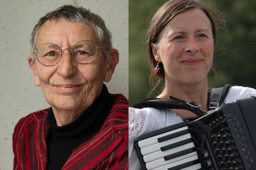 Bild © Barbara Wolf und Steffi Zachmeier Zwei Frauen mit Akkordeon und Buch, Bild © Barbara Wolf und Steffi Zachmeier
