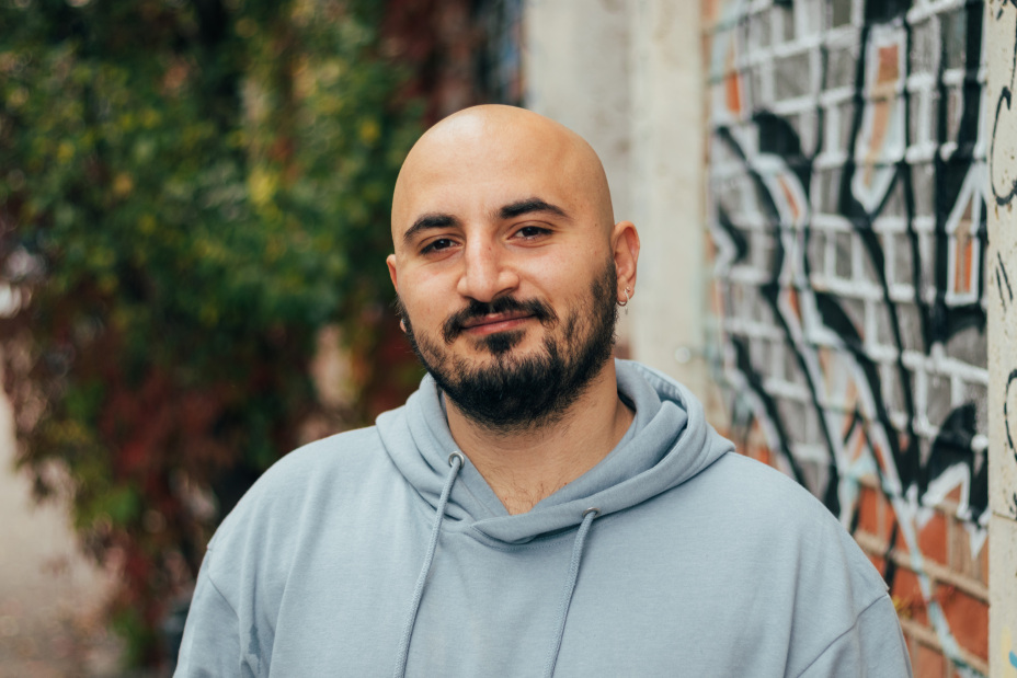 Ahmad Al Rifai schaut in die Kamera