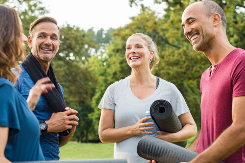 Menschen in sportlicher Kleidung unterhalten sich