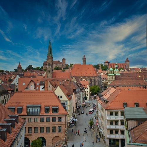 Rauthausplatz Nürnberg, Kaiserburg mit blauem Himmel und Zirruswolken im Hintergrund
