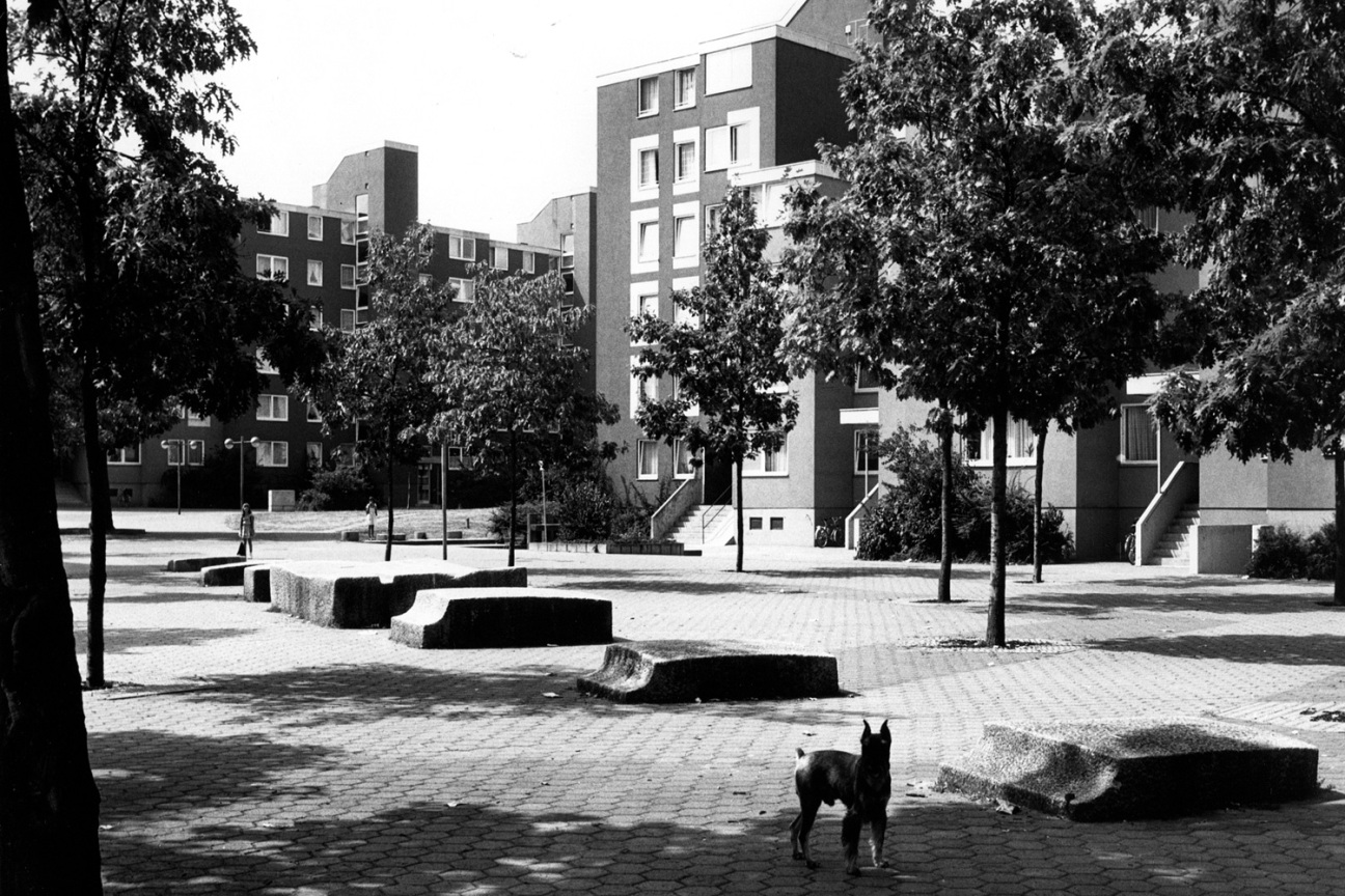 Bild © StadtAN_A_40_Nr. / Stadtarchiv Nürnberg Japaniches Bildhauerteam, Skulpturgruppe aus Granit 1971, in Langwasser, Bild © StadtAN_A_40_Nr. / Stadtarchiv Nürnberg