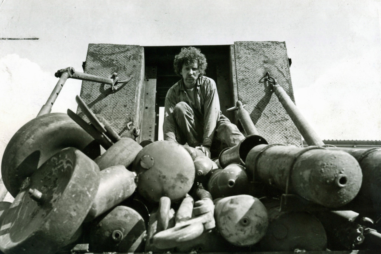 Hans-Jürgen Breuste mit seinem Werk Overkill I 1971, Bild © Stadtarch A 40 K A / Stadtarchiv Nürnberg