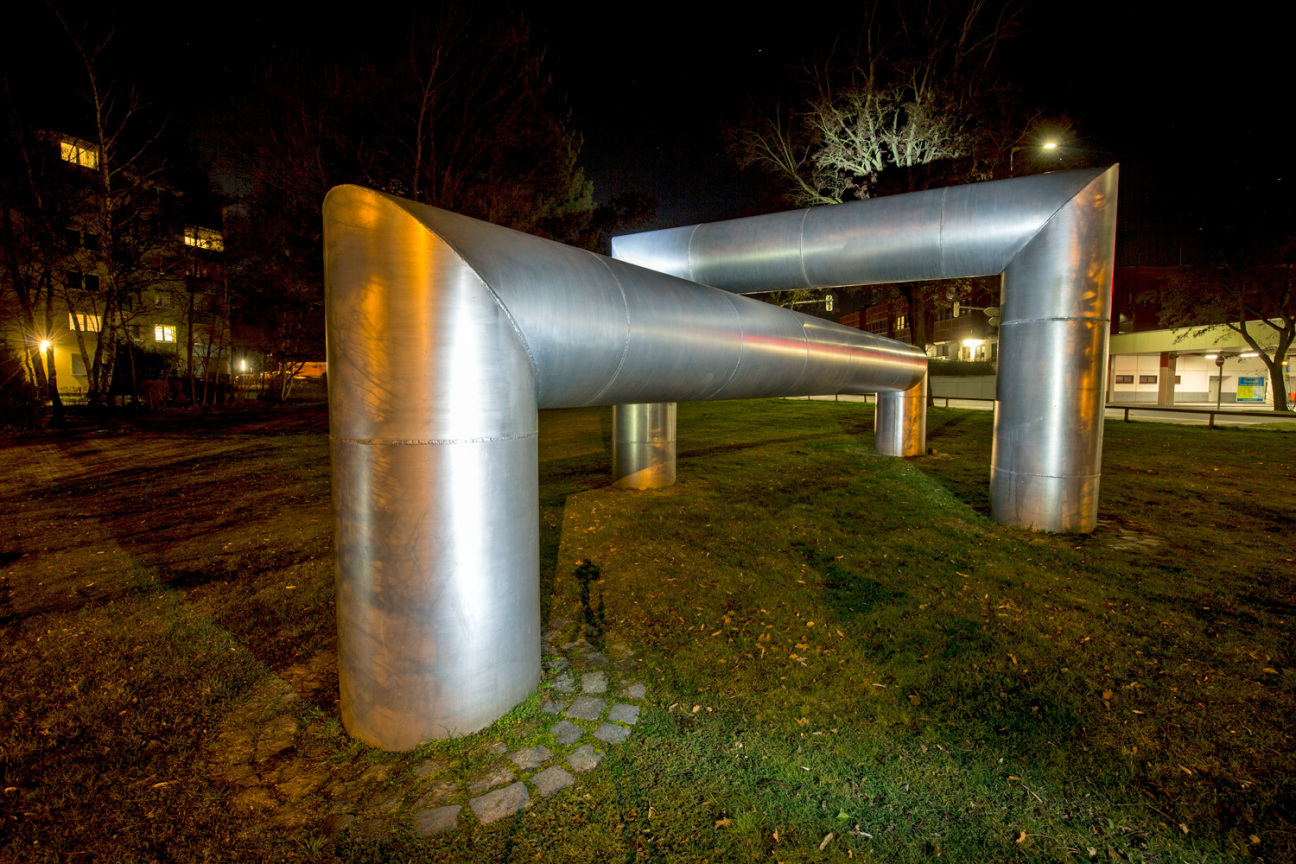 Zwei Aluminium-Röhre im Rechtswinkel gebogen die sich kreuzen, Bild © Bild: Stefan Hippel