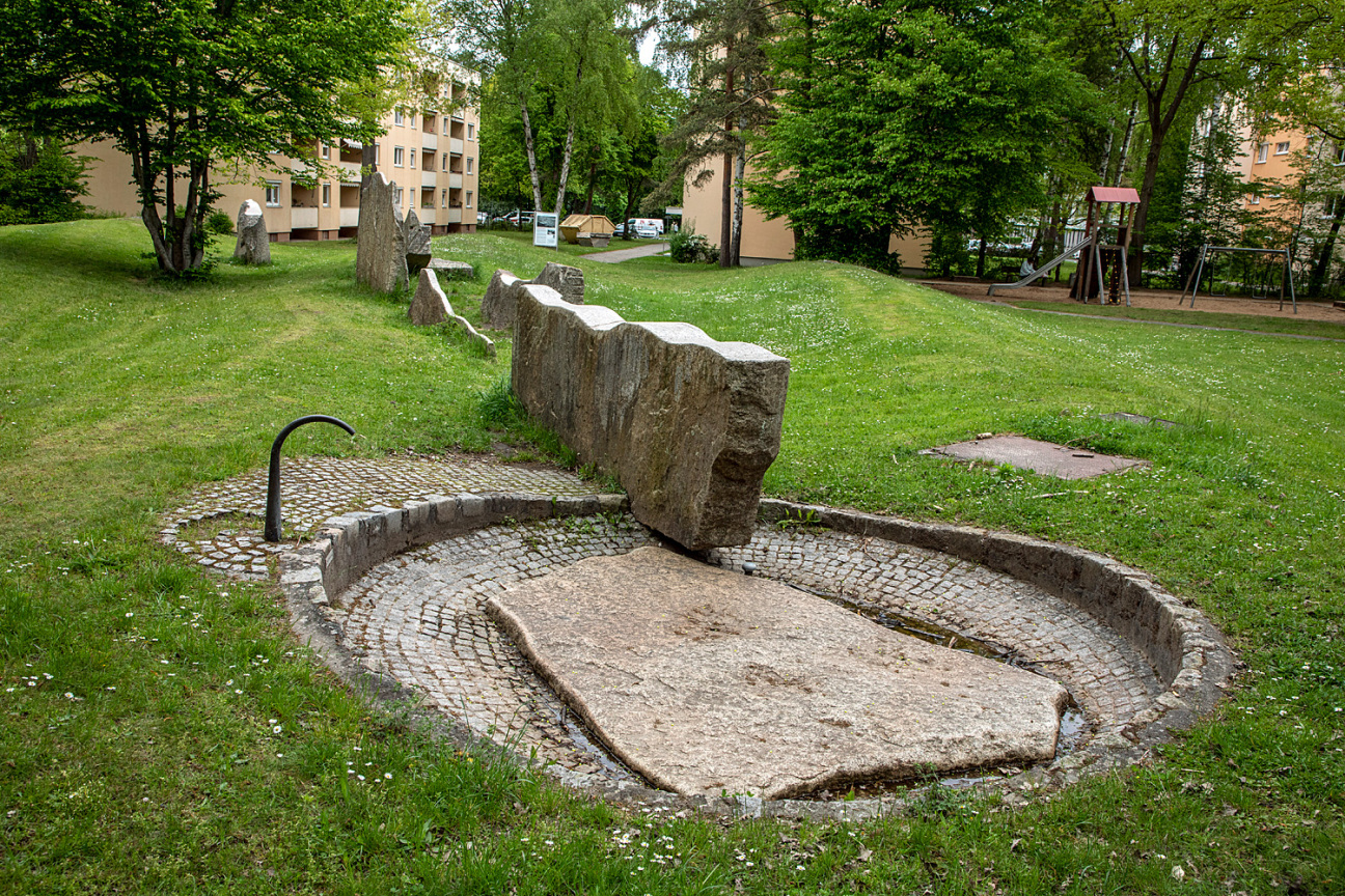 Granitsteine auf eine Wiese, in einer Reihe gestellt wie eine Tierherde, Bild © Bild: Stefan Hippel