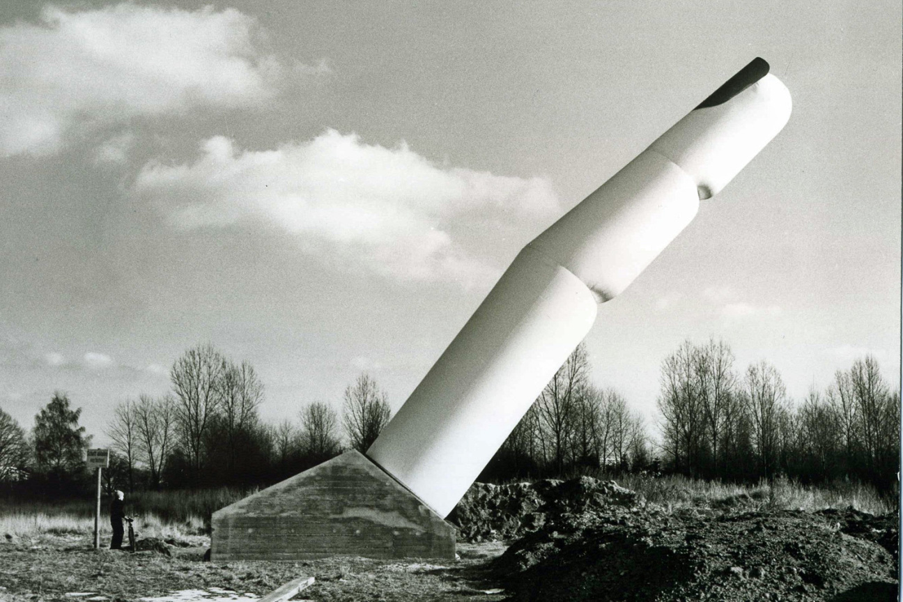 Ein 14 m langen,  hoch aufragenden weißen Zeigefinger mit silbrig glänzendem Fingernagel, Bild © Stadtan A40 Nr L 1141 Q 4 / Stadtarchiv Nürnberg