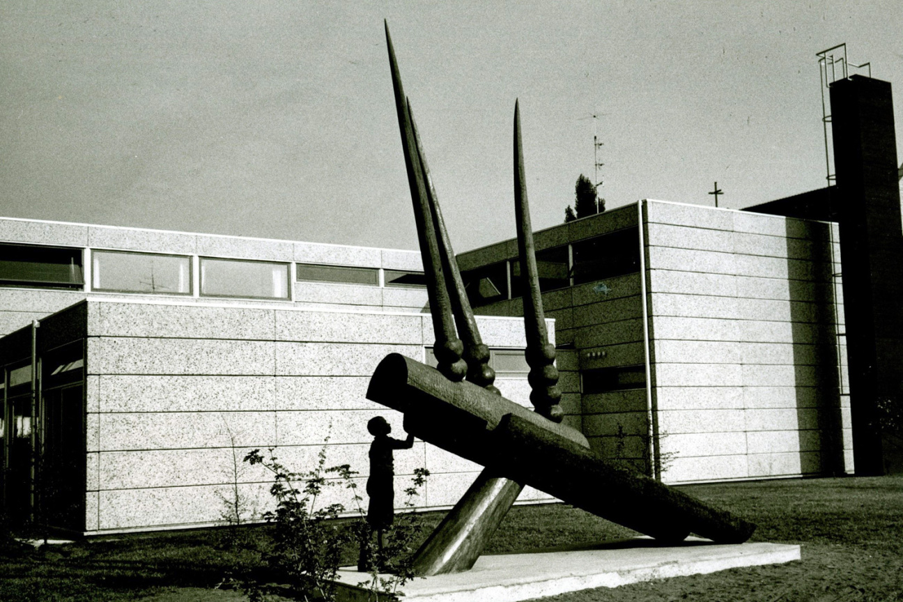 Eichenholzstämme wurden entkernt und zu einem aufstrebenden Gebilde zusammengesetzt; drei spitzaufragende Elemente weisen den Hörnern eines Tieres, Bild © StadtAN A 40 L 1141 H 10 Sept / Stadtarchiv Nürnberg