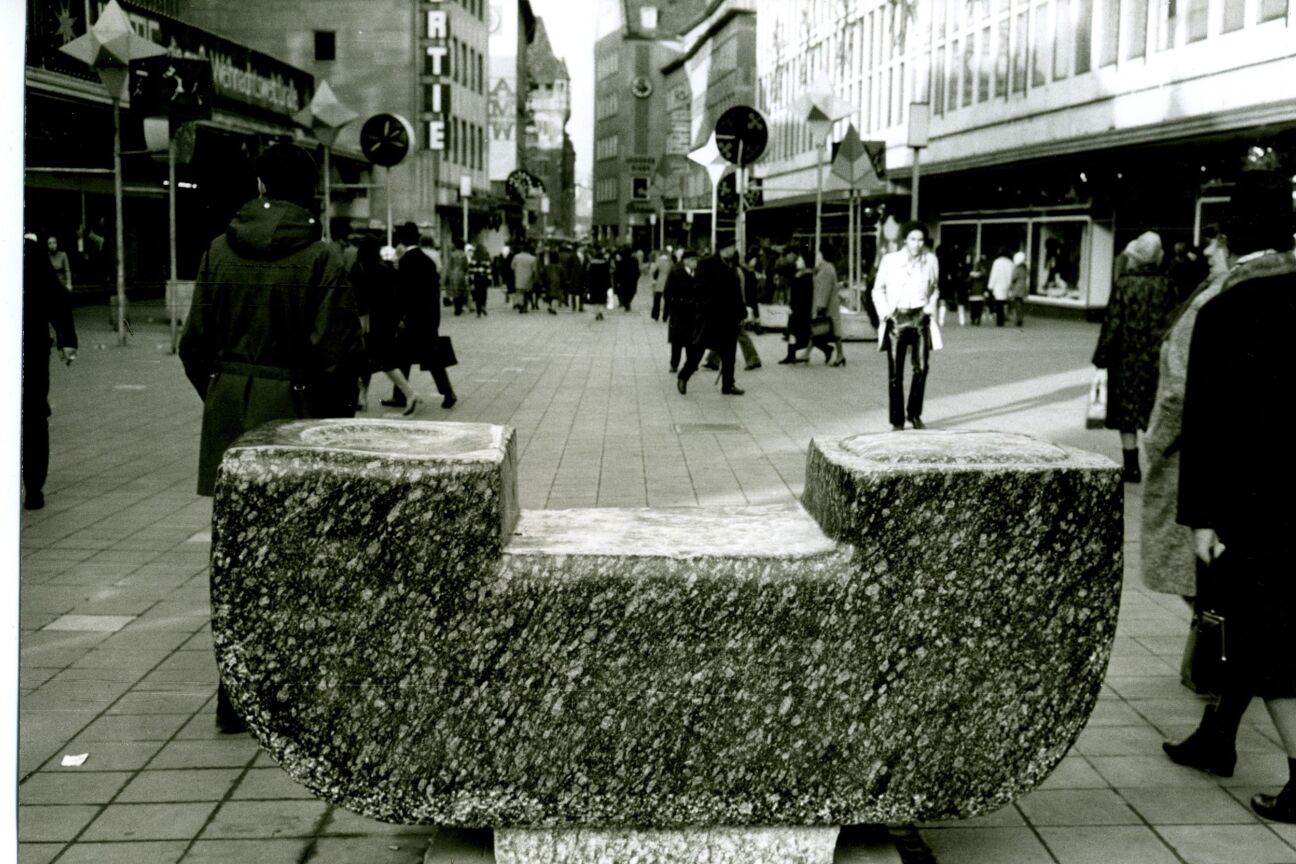 Hajime Togashi Ohne Titel 1971  Granit Skulptur