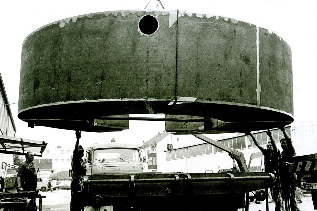 Stahlskulptur von Buky Schwartz wird auf eine Ladefläche mit einem Kran platziert, Bild © StadtAN A 40 Nr / Stadtarchiv Nürnberg