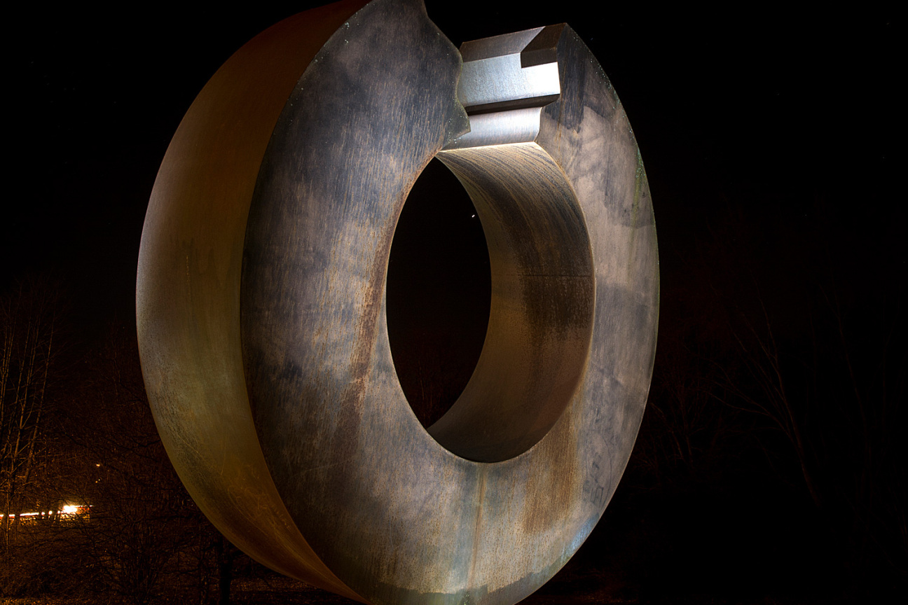 Stahlskulptur von Buky Schwartz die einen unvollendeten Kreis darstellt, Bild © Bild: Stefan Hippel