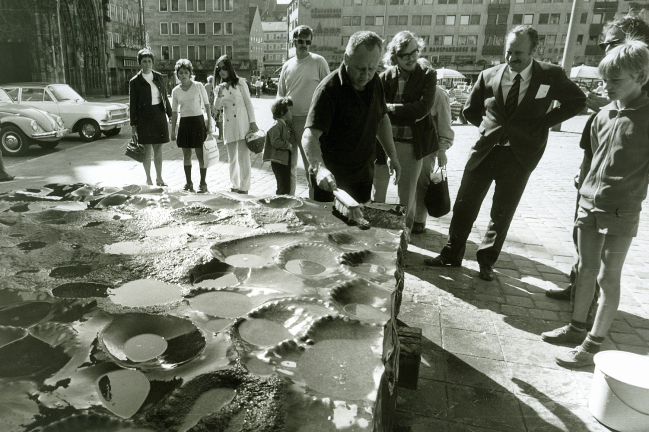 Prantl  fertigt Stein Zur Meditation 1971 Symposium Urbanum, Bild © Bild: Stadtarchiv Nuernberg