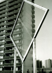 Davite Hilografias 1971 einer auf Eck gestellten metallischen Rahmen mit dünnen Plastikfasern gespannt