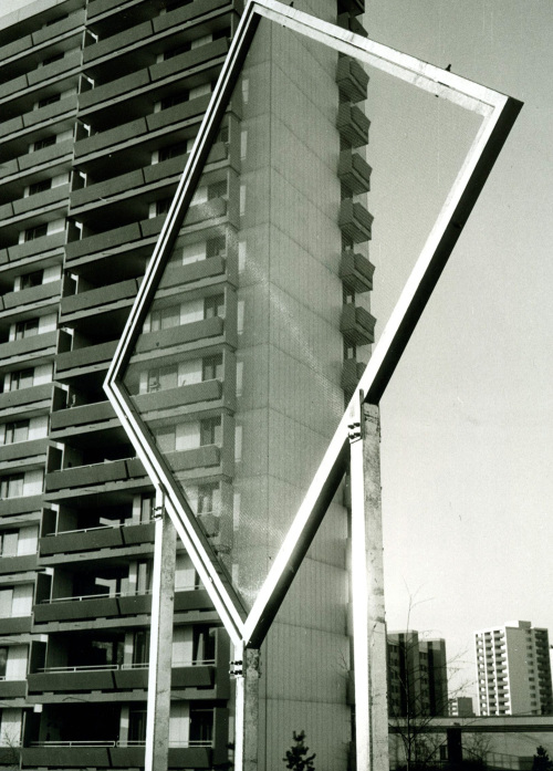 Davite Hilografias 1971 einer auf Eck gestellten metallischen Rahmen mit dünnen Plastikfasern gespannt