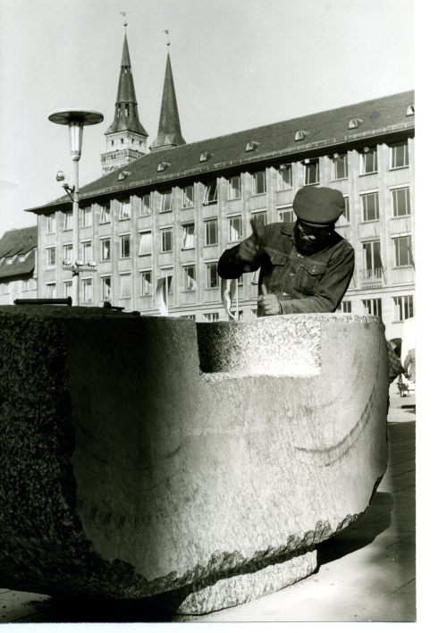 Hashime Togashi arbeitet an einem Granitstein 1971