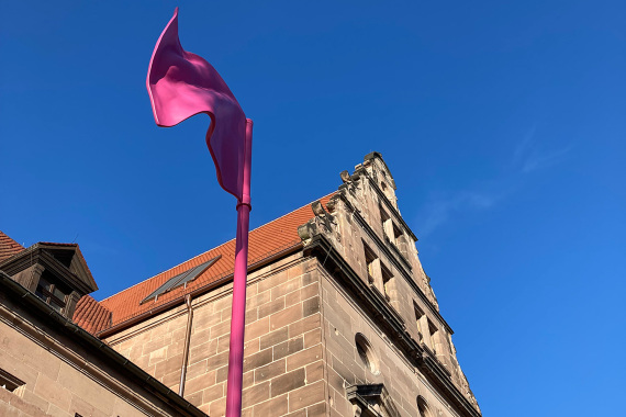 Heidi Sill Kunstwerk "Flagge zeigen" zeigt eine Flagge in pink aus Kunststoff