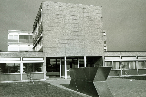 Sechs trapezförmigen Aluminiumkörper vom Bildhauer Nicola Carrino, Titel Construttivo 2, 1971