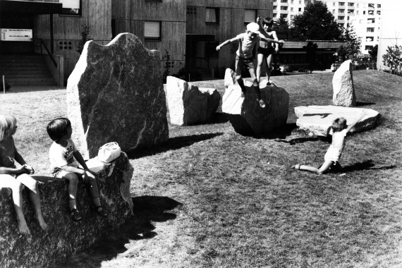 Japanische Bildhauerteam, Ohne Titel, 1971 Kinder speilen auf Granitsteine