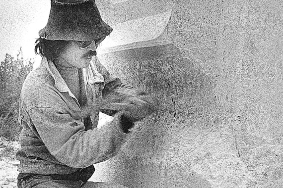 Hiromi Akiyama arbeitet an einem Granitblock