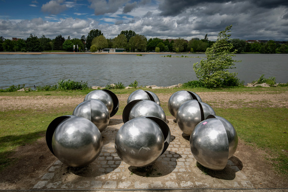 Hein Sinken, Windspiele 1971,  Skulptur aus Metal die aus neun halbierten Spheren besteht