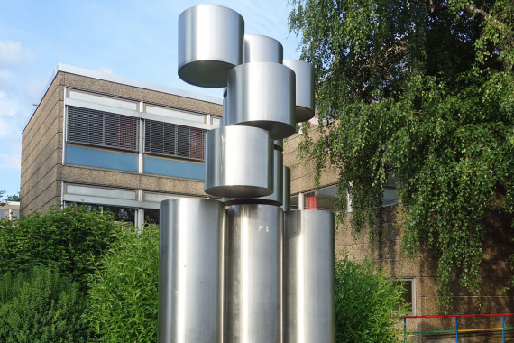 Tollmann Guenter, Ohne Titel 1971 darstellt kleinere Zylinder auf drei größeren Stahlzylinder gestapelt.