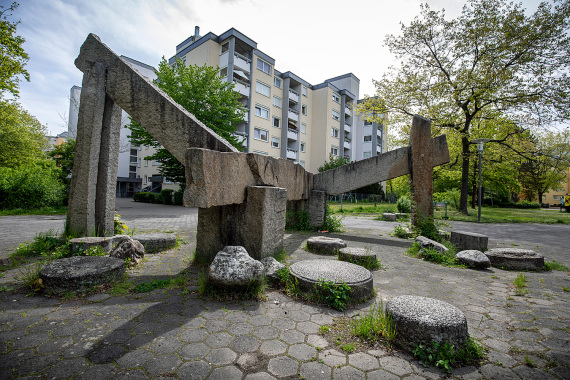 Japan Skulpturengruppe Langwasser Granitsteine und Balken