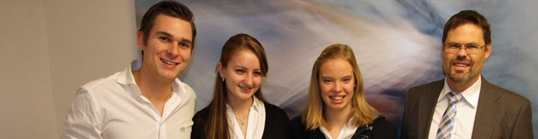 Bild © Stadt Nürnberg - SportService Dr. Volker Klügl, Inhaber von ipp, mit Katrin Gottwald, Elena Krawzow und Christopher Wesley (v.l.), Bild © Stadt Nürnberg - SportService