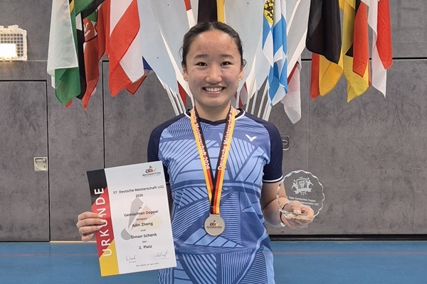 Ailin Zheng holt sensationell Silber im Mixed und steht als jüngste Spielerin auf dem Podest.
