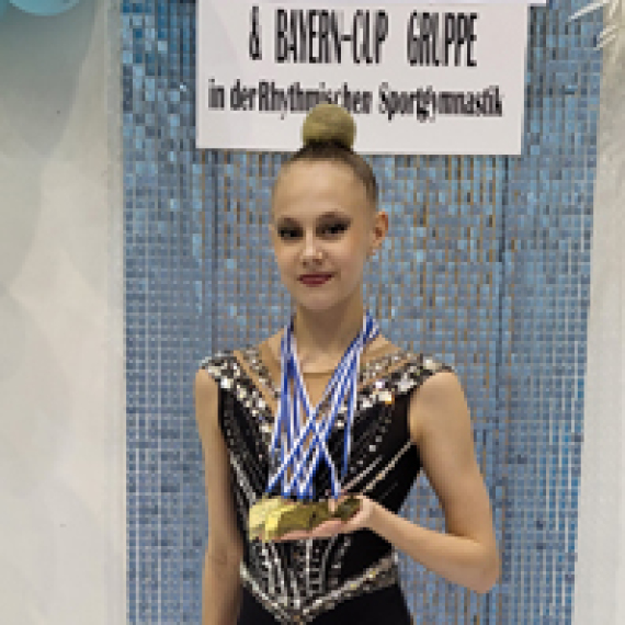 Alina Ott mit ihren fünf Medaillen bei den bayerischen Meisterschaften