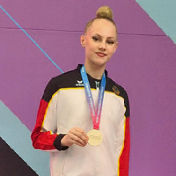 Alina Ott freut sich über Bronze beim FIG Turnier in Schmiden vom 01.-03.03.2024