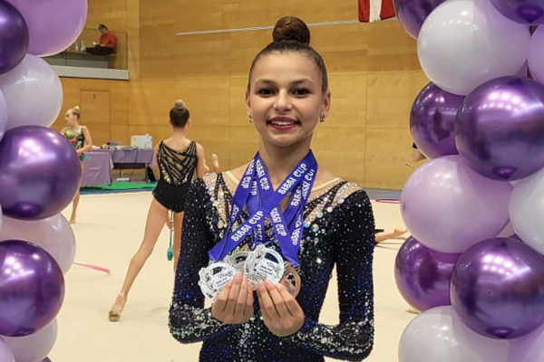 Karina Romanyuk präsentiert stolz ihre gewonnenen Medaillen beim Sissi Cup in Salzburg.