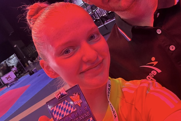 Stella Kolb mit ihrer Silbermedaille bei den Bavarian Open.