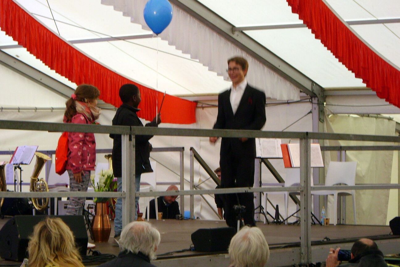 Bild © Zauberer Vincent Leon auf der Bühne Zauberer Vincent Leon, Bild © Zauberer Vincent Leon auf der Bühne