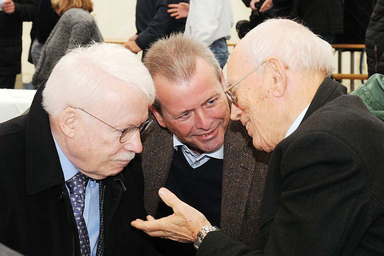 Bild © Ehem. VAG-Aufsichtsrat Jürgen Fischer, Oberbürgermeister Dr. Ulrich Maly, ehem. StWN-Generaldirektor Dr. Wolfgang Krug Im Gespräch vertieft, Bild © Ehem. VAG-Aufsichtsrat Jürgen Fischer, Oberbürgermeister Dr. Ulrich Maly, ehem. StWN-Generaldirektor Dr. Wolfgang Krug