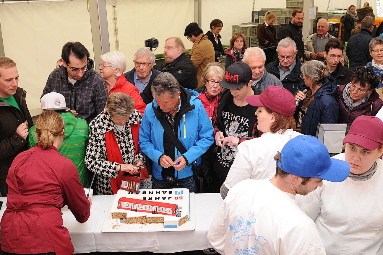 Bild © Ansturm beim Verkauf der Jubiläumstorte Verkauf der Jubiläumstorte, Bild © Ansturm beim Verkauf der Jubiläumstorte