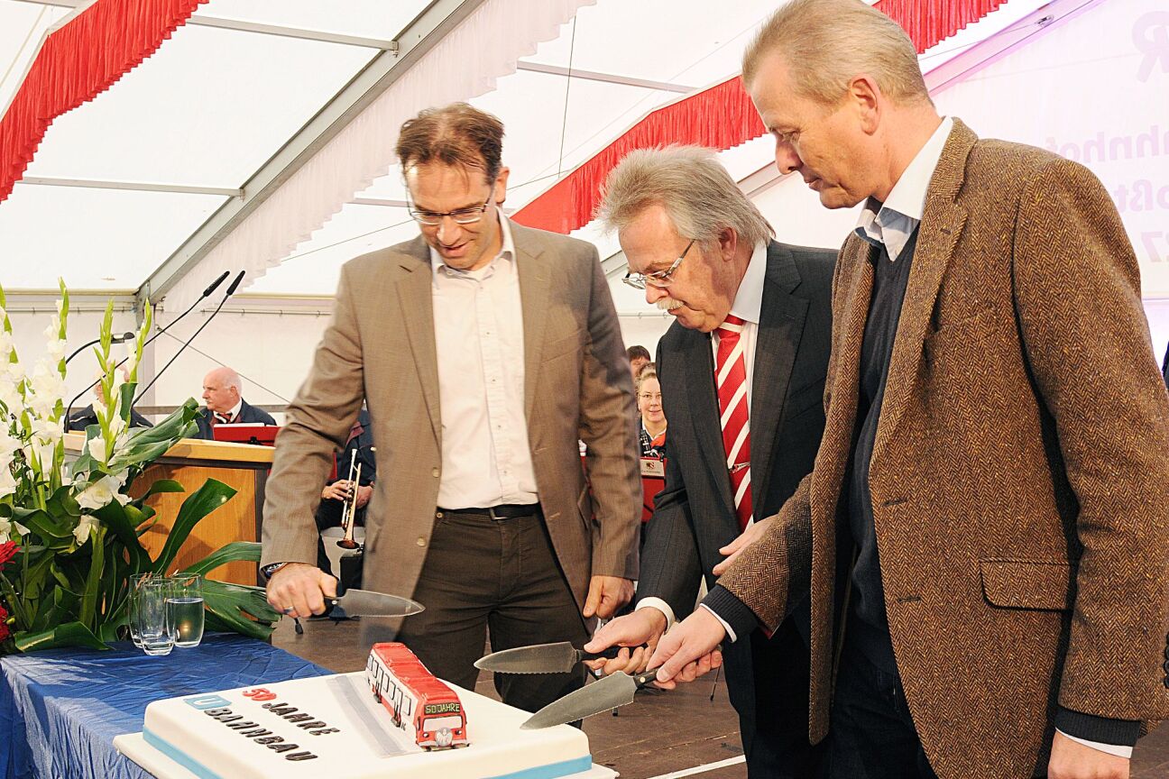 Bild © Die drei Festredner beim Anschnitt der Torte Tortenanschnitt, Bild © Die drei Festredner beim Anschnitt der Torte