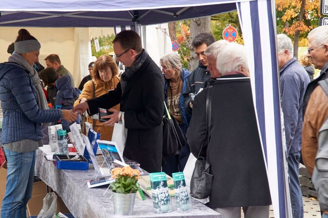 Bild © Der Festschrift-Verkaufsstand von Geschichte für alle e.V. Verkaufsstand Festschrift, Bild © Der Festschrift-Verkaufsstand von Geschichte für alle e.V.