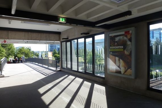 Bahnhof Scharfreiterring, Zugang