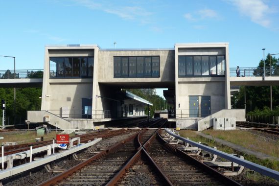Bahnhof Scharfreiterring, Bauwerk
