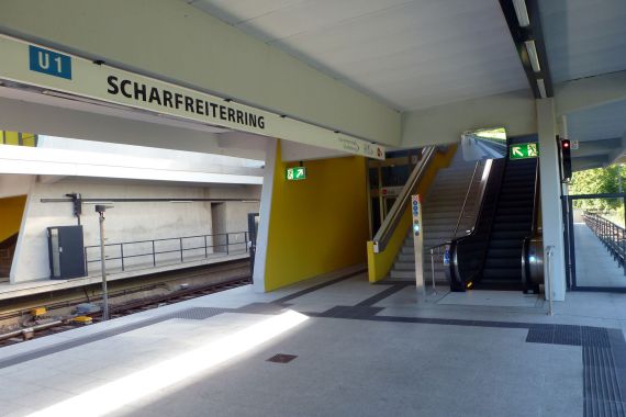 Bahnhof Scharfreiterring, Aufgang