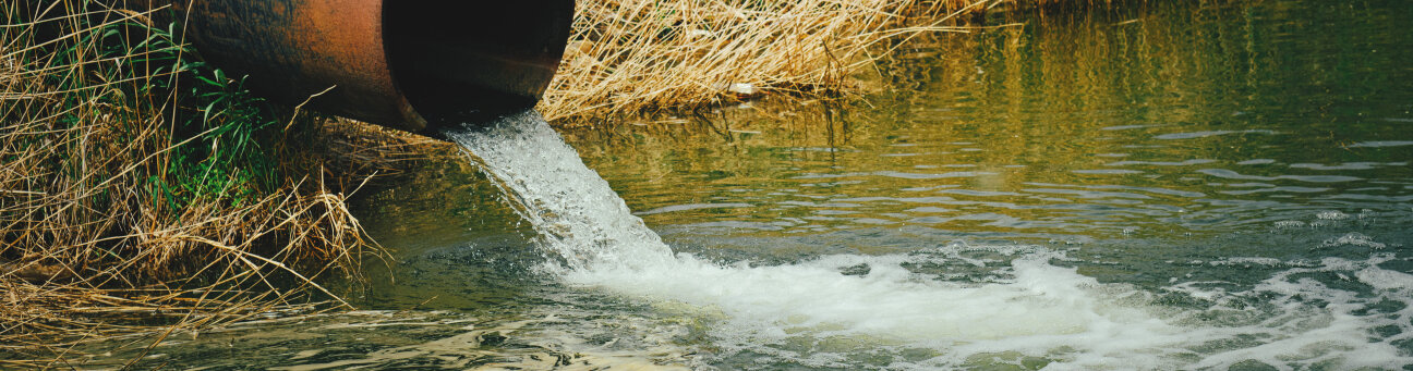 Bild © freeman83 / Adobe Stock Einleitung in ein Gewässer, Abwasser, Gewässerbenutzung, Bild © freeman83 / Adobe Stock