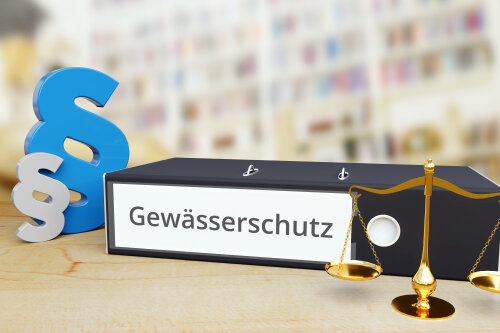Ordner mit Aufschrift Gewässerschutz und Paragraphen