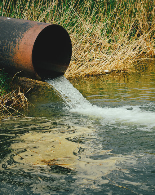 © freeman83 / Adobe Stock Einleitung in ein Gewässer, Abwasser, Gewässerbenutzung © freeman83 / Adobe Stock