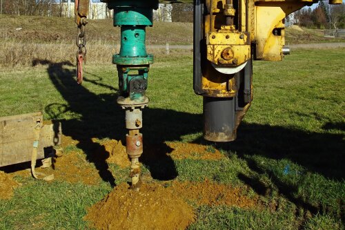 Bohrungsarbeiten, Erdaufschluss, Bohrgerät auf Wiese © brudertack69 / Adobe Stock