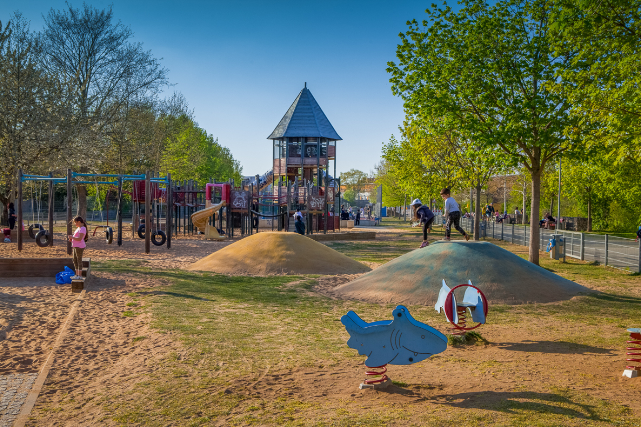 Spielplatz am Pferdemarkt, Bild © Chandra Moennsad / Stadt Nürnberg / Umweltamt Spielende Kinder, Bild © Chandra Moennsad / Stadt Nürnberg / Umweltamt
