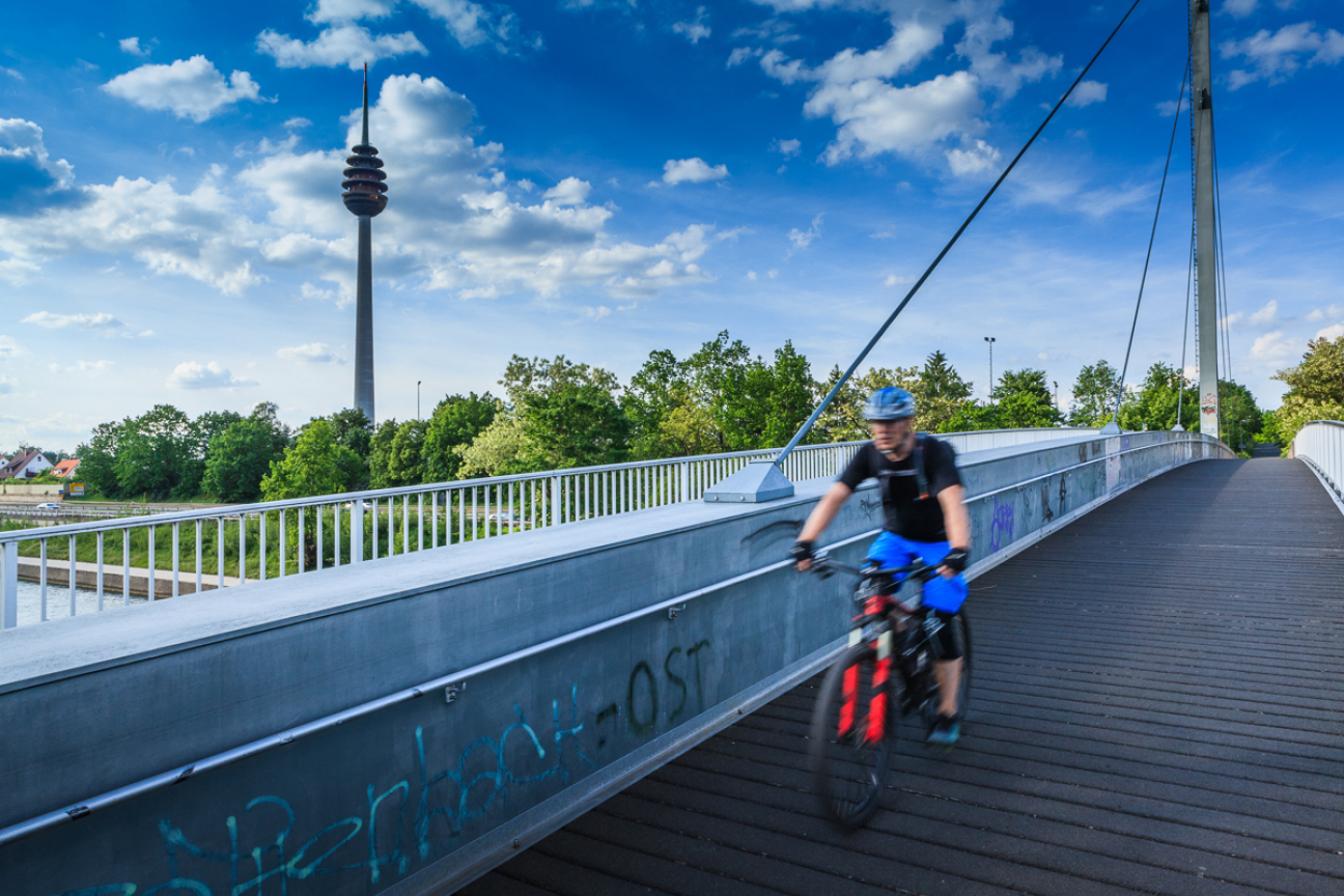 Geh-/ Radwegbrücke über den Main-Donau-Kanal, Bild © Chandra Moennsad / Stadt Nürnberg / Umweltamt Radfahrer auf der Main-Donau-Kanal-Brücke, Bild © Chandra Moennsad / Stadt Nürnberg / Umweltamt